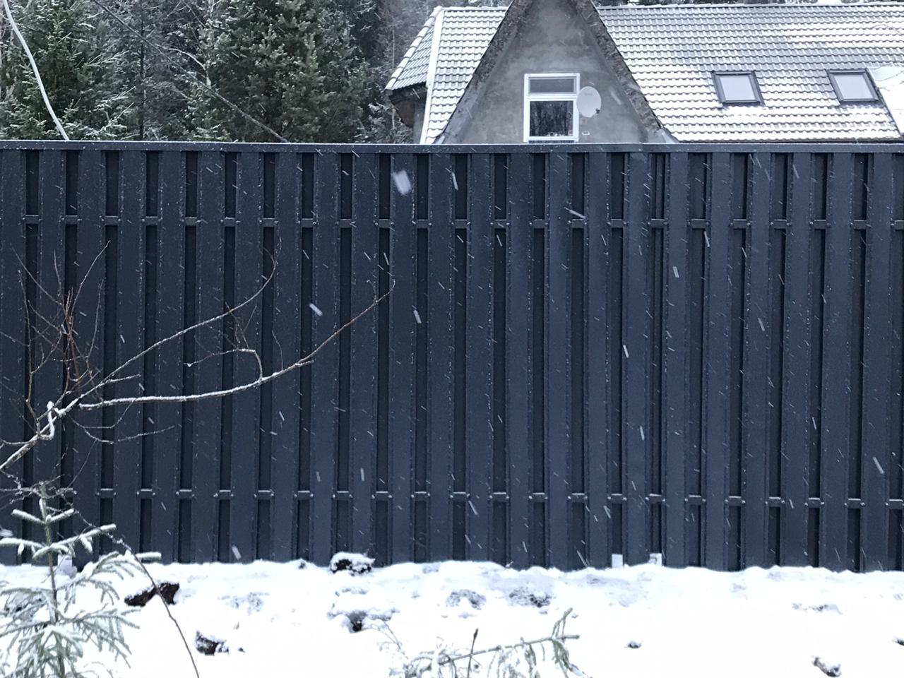 Забор из металлического штакетника в СНТ Озерное