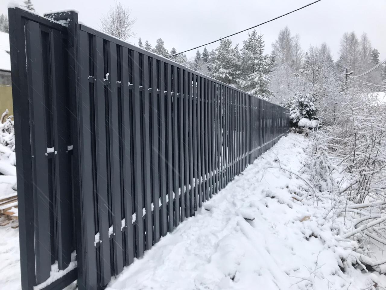 Забор из металлического штакетника в СНТ Озерное