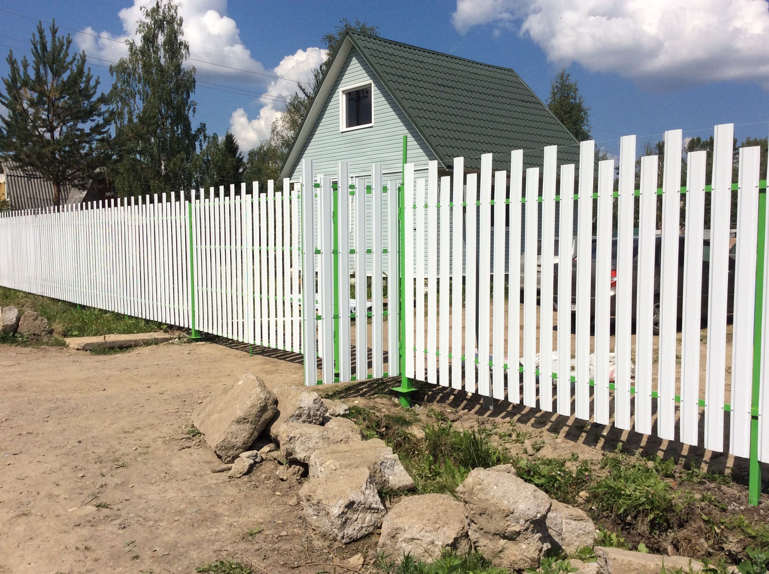 Забор из металлического штакетника в пос. Ульяновка