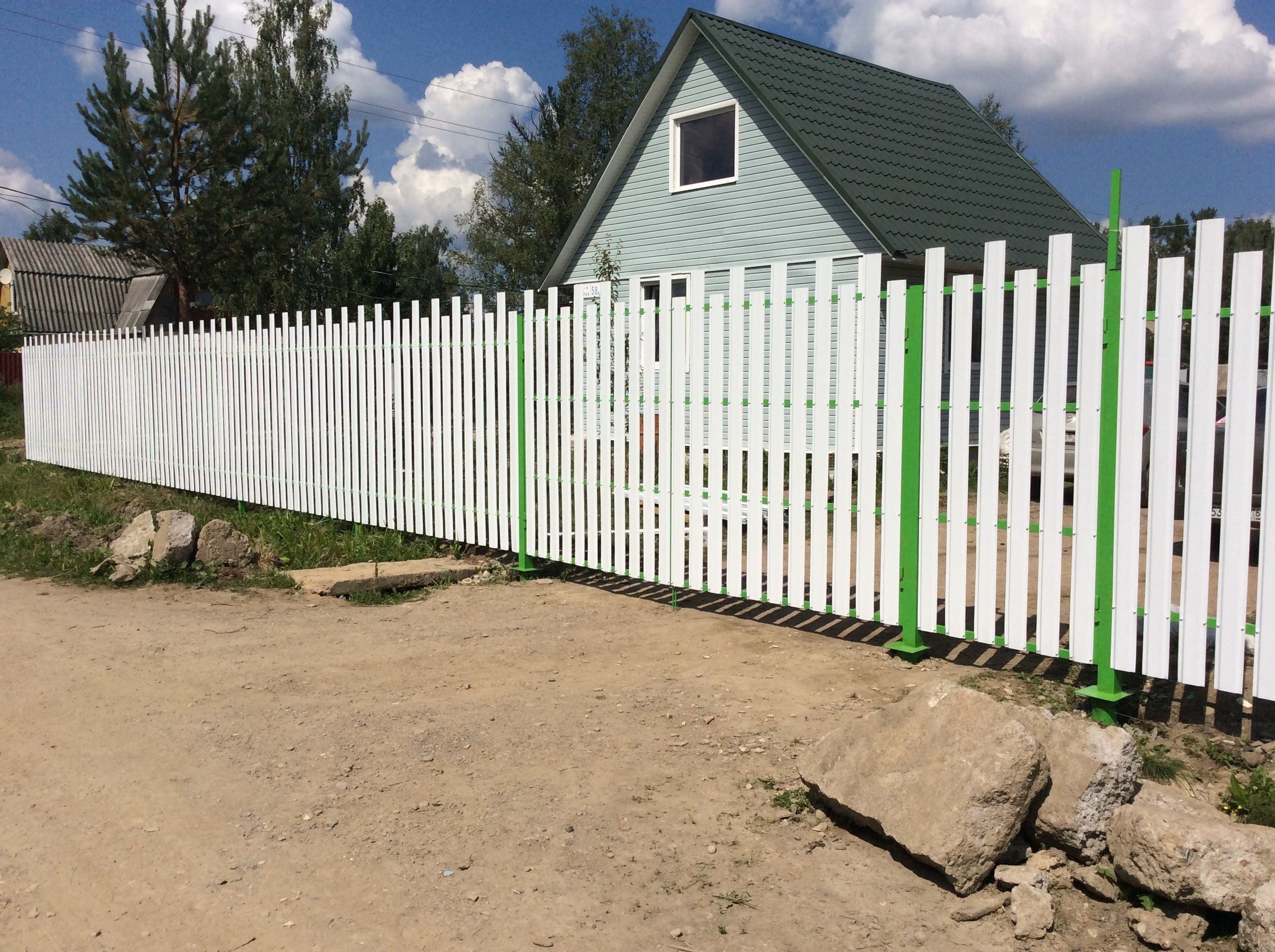 Забор из металлического штакетника в пос. Ульяновка