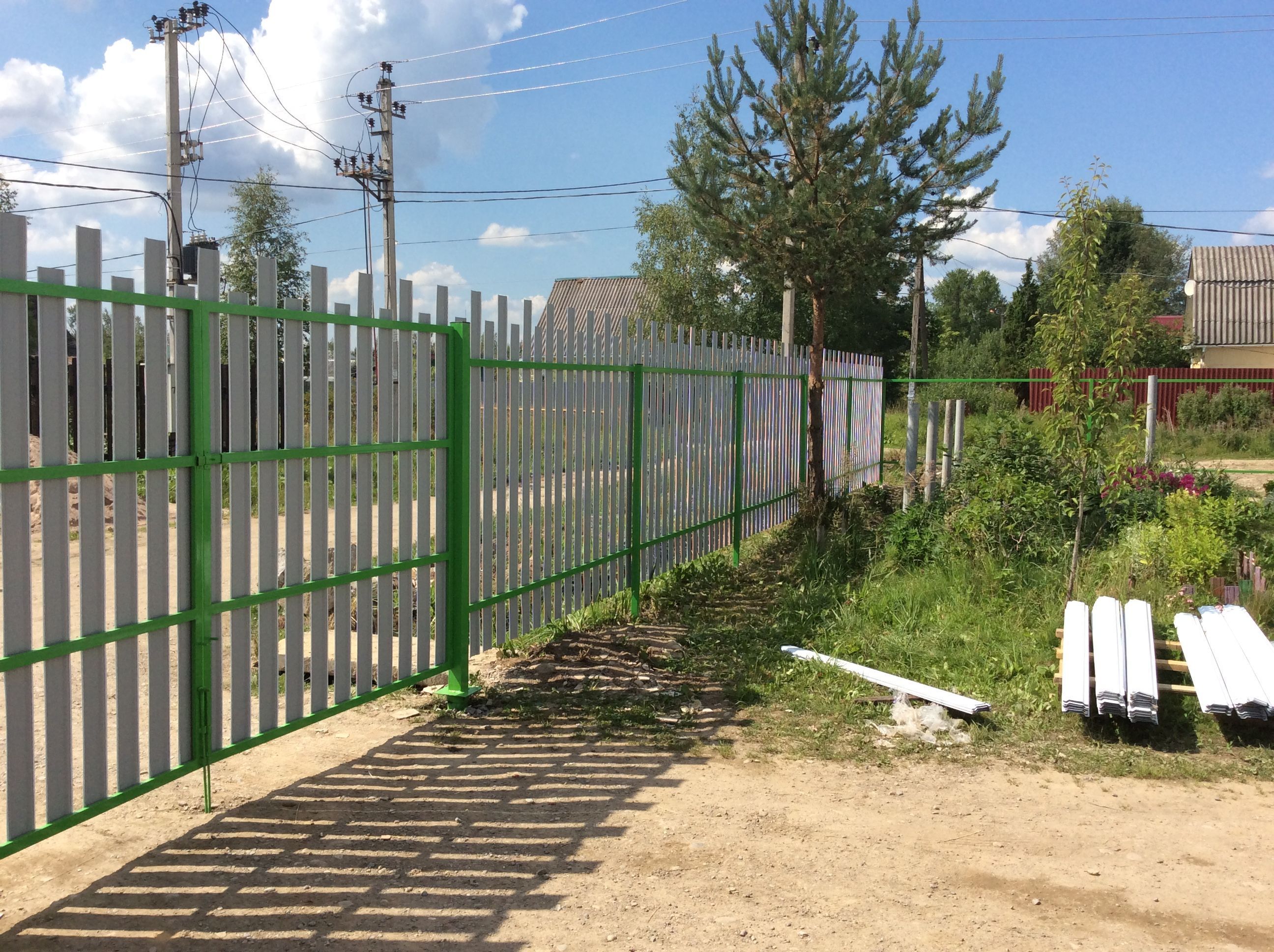 Забор из металлического штакетника в пос. Ульяновка