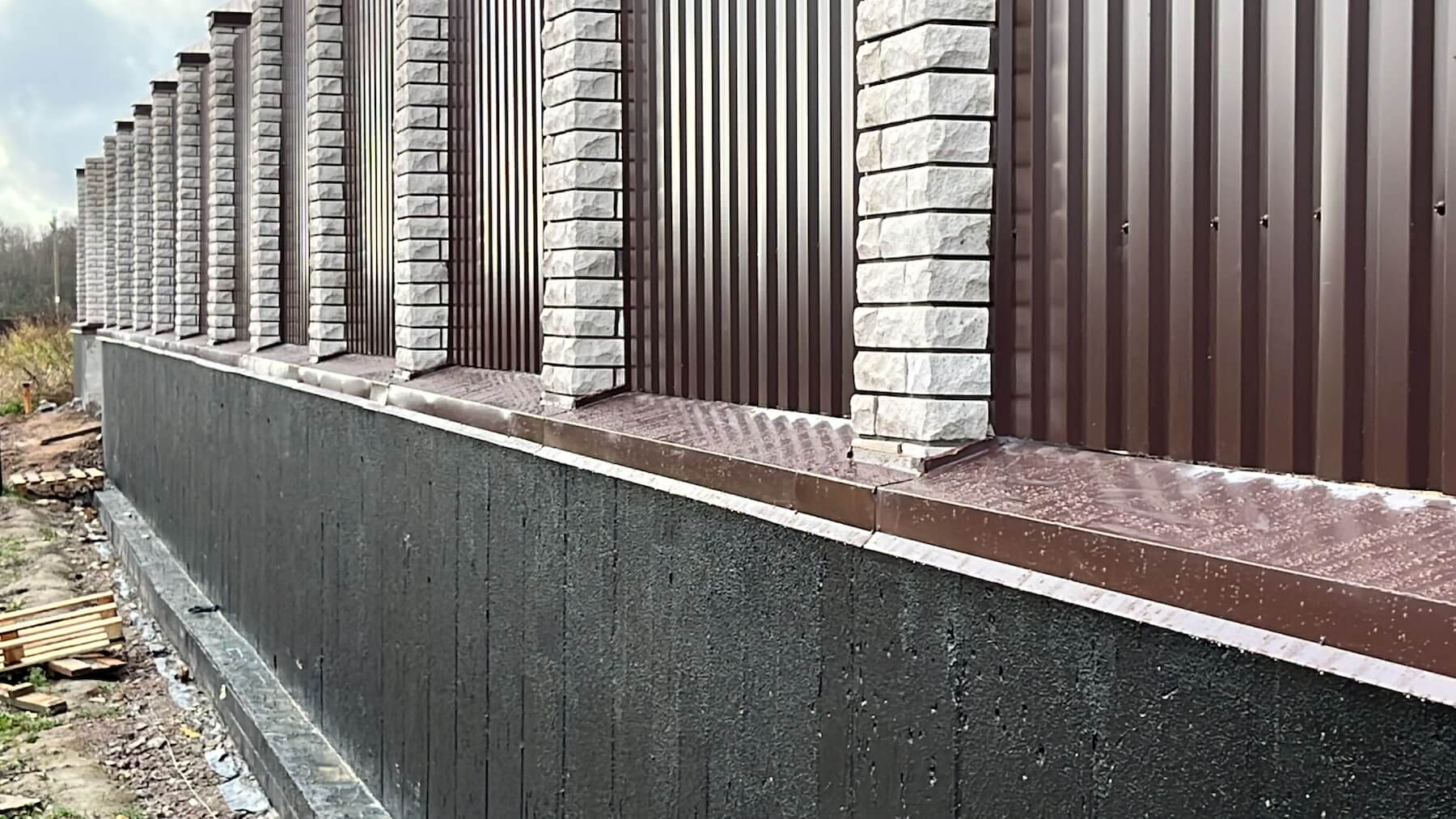 Забор на бетонной ленте с кирпичными столбами