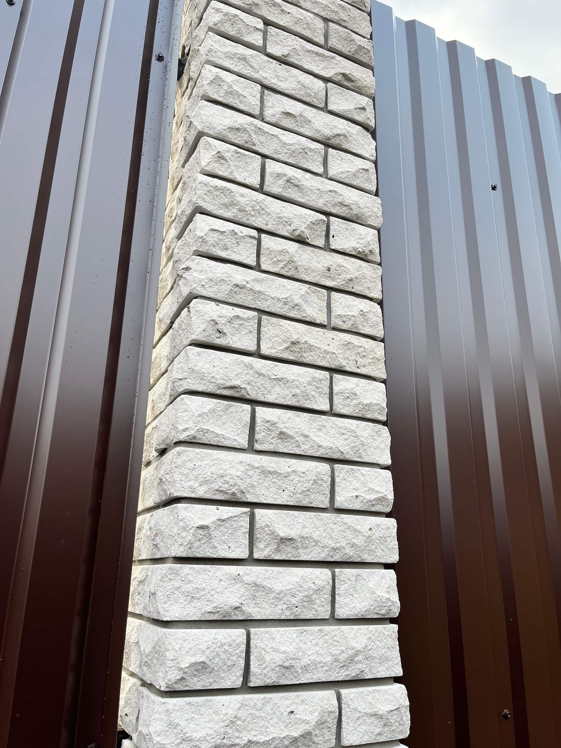 Забор на бетонной ленте с кирпичными столбами