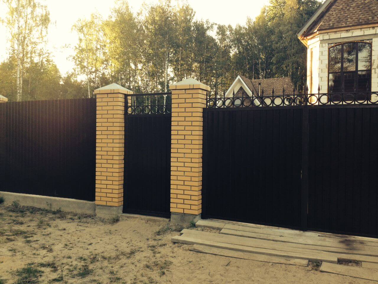 Забор в городе Кировске